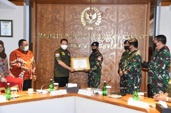 Gunakan THR untuk Bantu Nelayan, Ketua MPR Apresiasi Dua Prajurit TNI AL