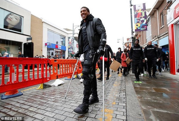 Terpincang-pincang, Anthony Joshua Pimpin Aksi Damai di Watford