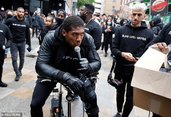 Terpincang-pincang, Anthony Joshua Pimpin Aksi Damai di Watford