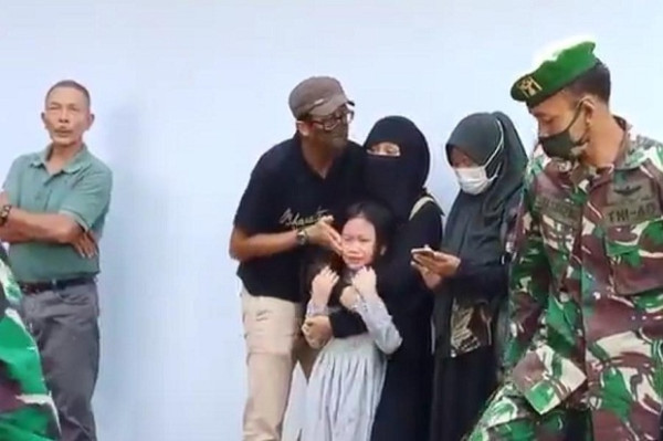 Isak Tangis Iringi Pemakaman Korban Heli MI-17 Kapten CPn Yulius Hendro di Cirebon
