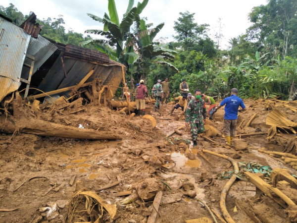 Terjang Medan Sulit, Kodim Kotabaru Evakuasi Korban Longsor Gunung Putri