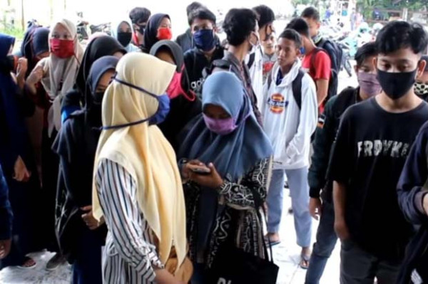 Urus Kartu Kuning, Antrean Warga Cirebon Membludak
