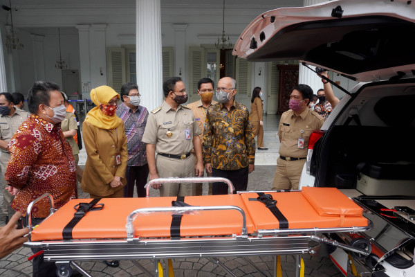 Kijang Innova Ambulance Buatan Karawang Terus Perangi COVID-19