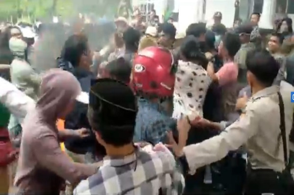 Satpol PP Saling Pukul dengan Pengunjuk Rasa di Depan Kantor Bupati Muna