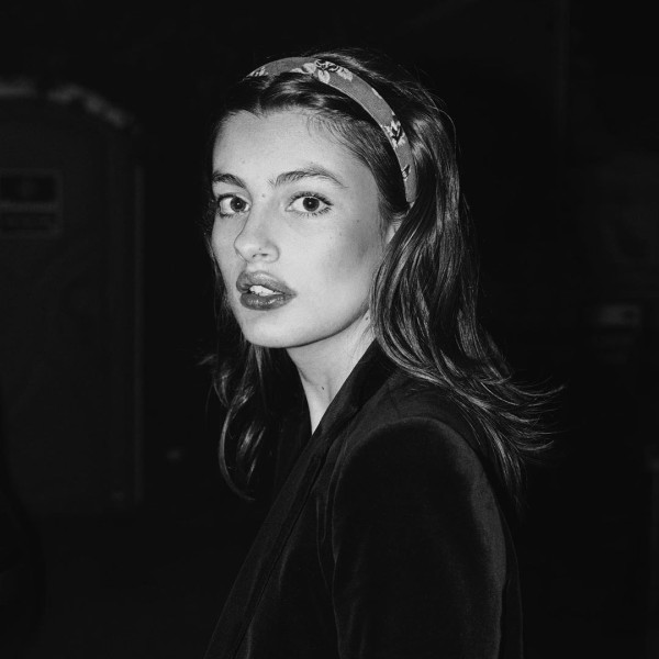 Ini Kesamaan Diana Silvers dengan Karakter Erin dalam Serial Space Force