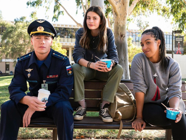 Ini Kesamaan Diana Silvers dengan Karakter Erin dalam Serial Space Force