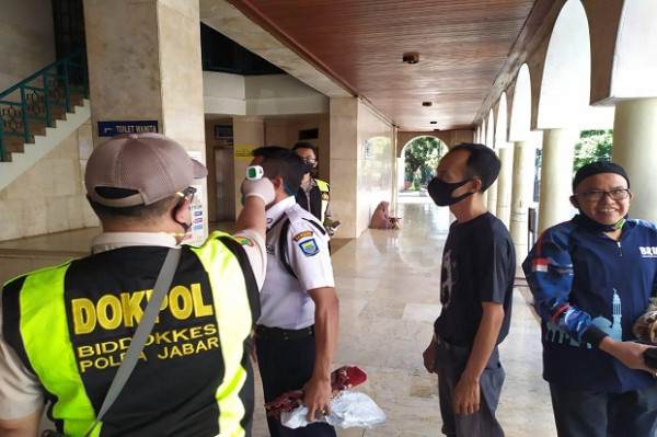 Salat Jumat Perdana di Masjid Raya Bandung, Jamaah Tak Bermasker Dilarang