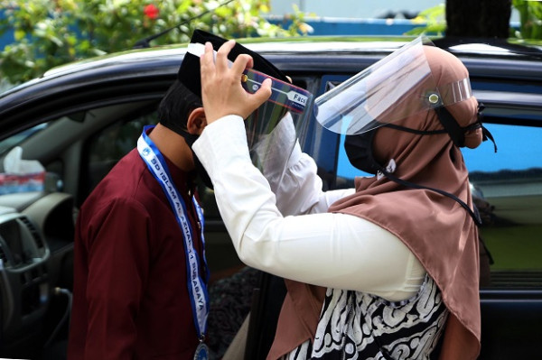 Lulusan SD Islam Al Azhar 11 Surabaya Wisuda dari Dalam Mobil