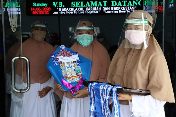 Lulusan SD Islam Al Azhar 11 Surabaya Wisuda dari Dalam Mobil