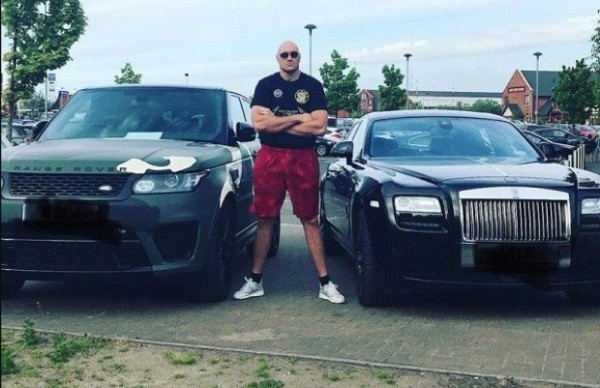 Beda Isi Garasi Tyson Fury vs Anthony Joshua