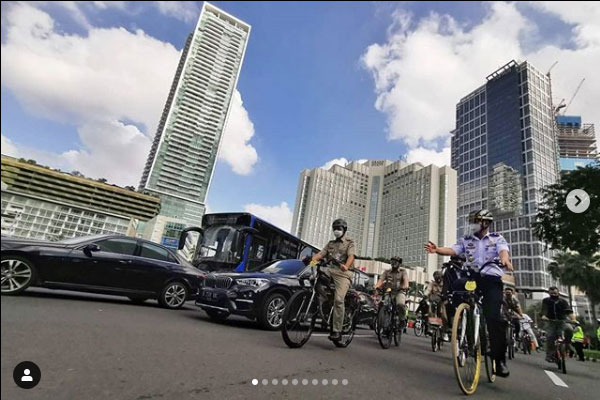 Anies Posting Foto Bersepeda, Ganjar Posting Foto Stadion