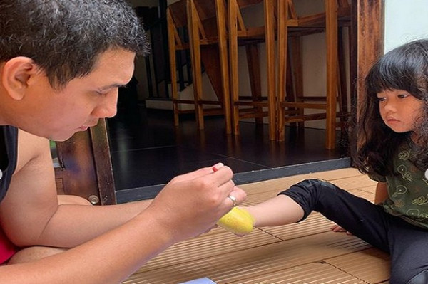Gaya Kocak Arda Naff Urus Anak di Momen Ultah, Tantri: Terima Kasih Ya!
