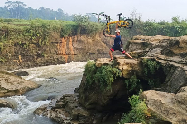 Berburu Lokasi Selfie di Cadas Kedung Djayub Banyumas