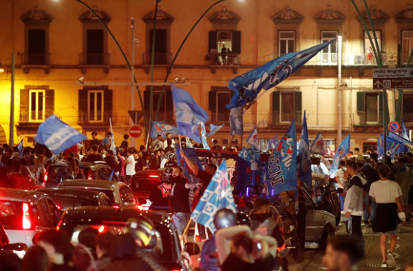 Suporter Napoli Turun ke Jalan Rayakan Gelar Coppa Italia