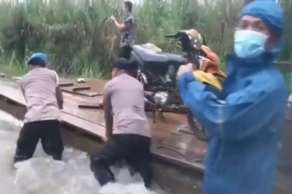 Jalan Trans Sulawesi Terputus, Polisi Evakuasi Kendaraan Pakai Rakit
