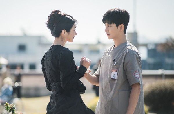 Kim Soo-hyun dan Seo Yea-ji Jadi Ikan dan Kupu-Kupu dalam It’s Okay to Not Be Okay