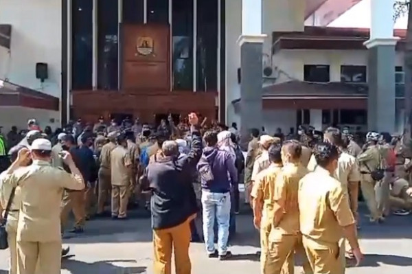 Kesal dengan Anggota Dewan, Ratusan Kades Geruduk DPRD Cirebon