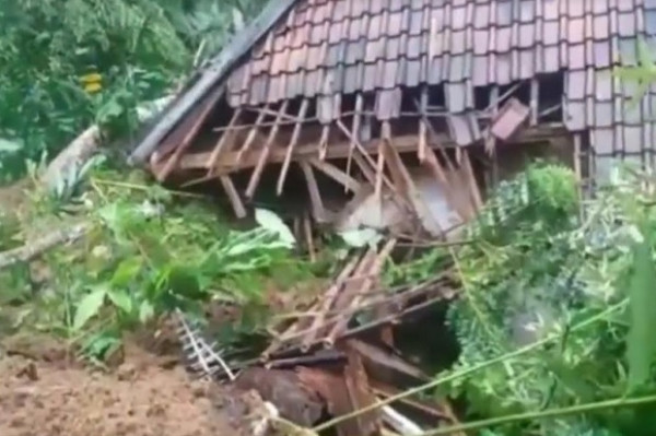 Nenek di Tasikmalaya Tewas Tertimbun Longsoran Tebing Setinggi 20 Meter