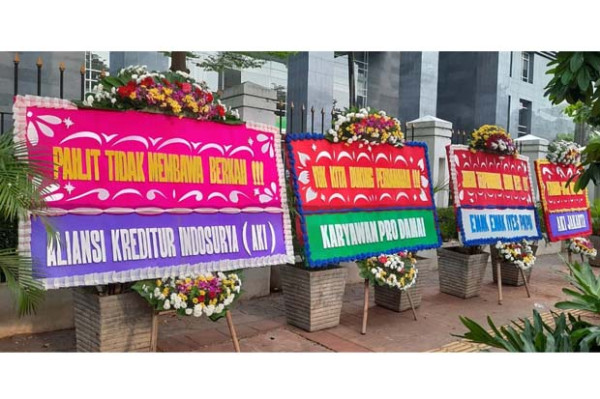 Nasabah KSP Dukung Perkara PKPU Berakhir Damai lewat Karangan Bunga