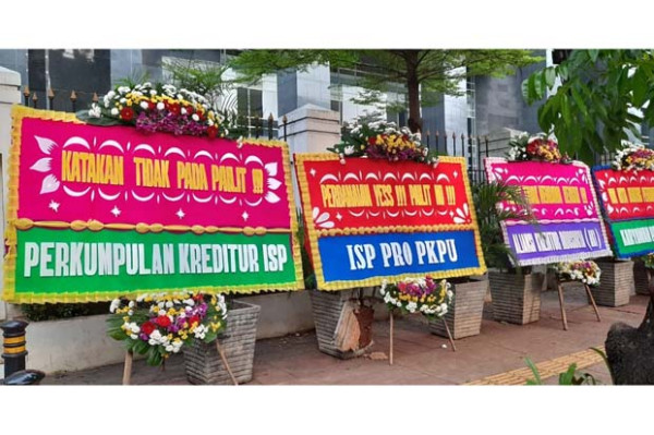 Nasabah KSP Dukung Perkara PKPU Berakhir Damai lewat Karangan Bunga
