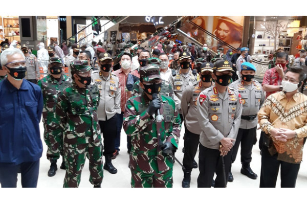 Saat Panglima TNI-Kapolri Blusukan di Pasar dan Mal Semarang