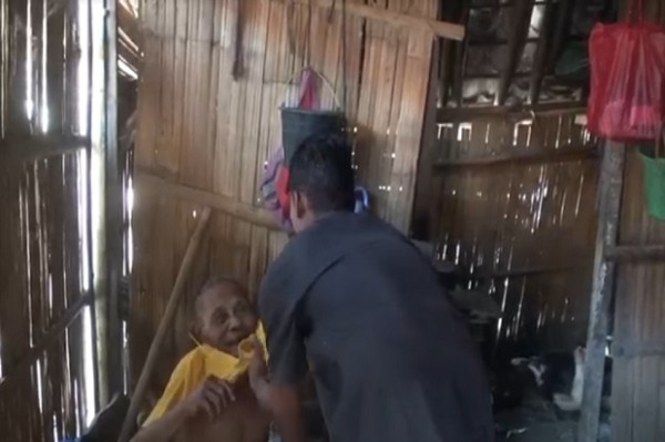 Kisah Kakek Buta yang Tinggal di Gubuk Reyot dengan Ditemani Entok