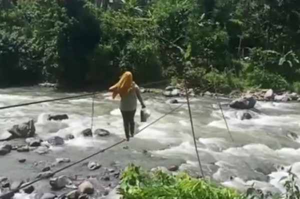 Kepepet, Warga Tangse Pidie Seberangi Sungai Hanya dengan Seutas Tali