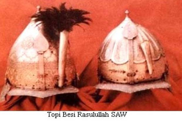 Penampakan Pedang dan Topi Besi Rasulullah SAW