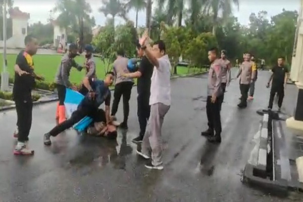 Paksa Masuk ke Mako Brimob Polda Sultra Pria Ini Bikin Geger