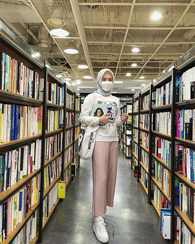 Padu Padan Serasi Baju-Hijab-Masker ala Desainer dan Influencer
