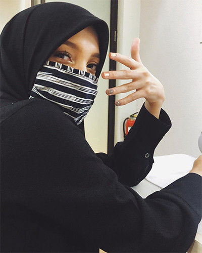Padu Padan Serasi Baju-Hijab-Masker ala Desainer dan Influencer