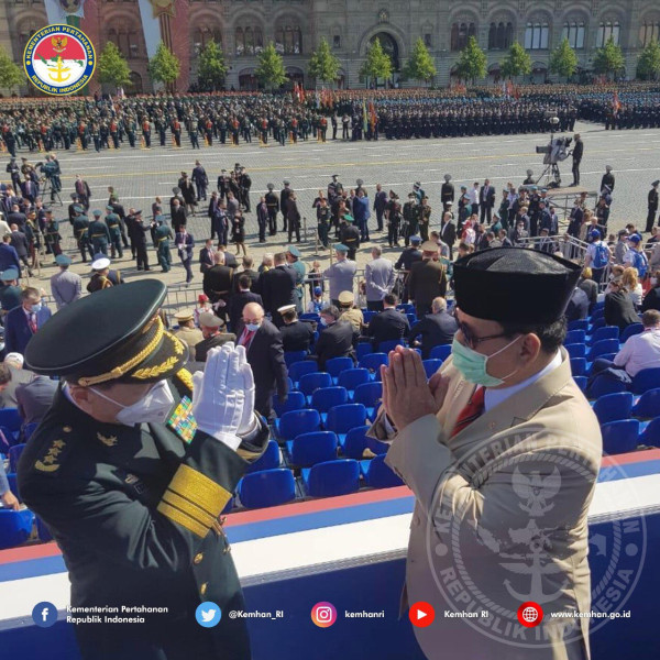 Kemesraan Prabowo dengan Menhan China di Parade Militer Rusia