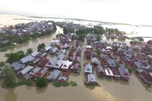 Korban Banjir Bandang di Wajo Terima Bantuan Paket Sembako dari Polres