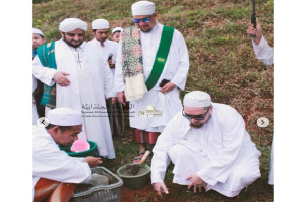 Bangun Ponpes Bernuansa Hadhramaut Yaman, Habib Ahmad Letakkan Batu Pertama