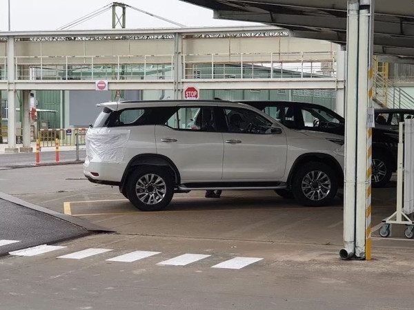 Beda Jauh dari yang Sekarang, Toyota Fortuner 2020 Terlihat di Dealer-Dealer