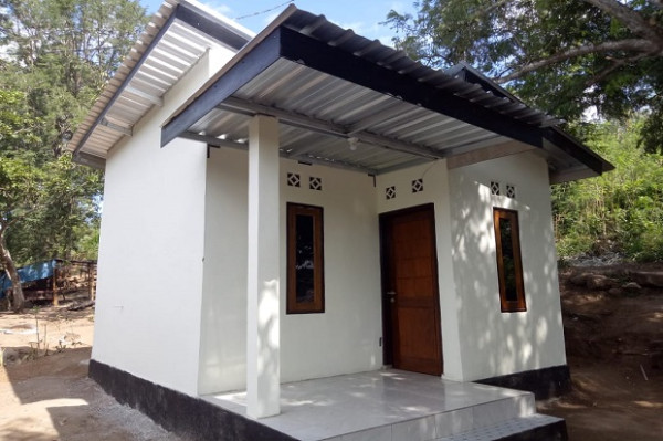 Mandi Peluh, Bhabinkamtibmas dan Babinsa Bedah Rumah Nenek Inaq