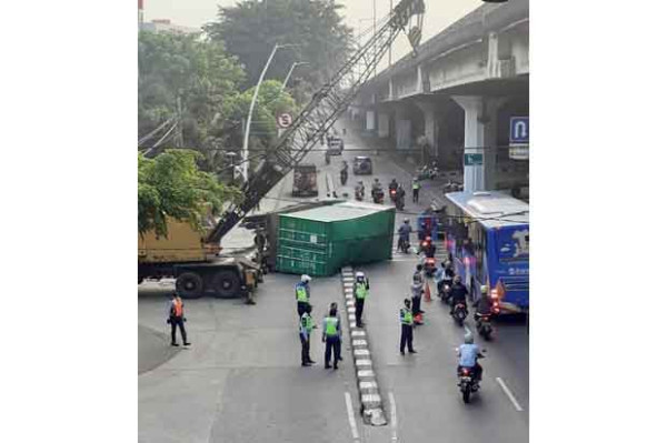Hilang Kendali Diduga Jadi Penyebab Truk Terguling di Yos Sudarso