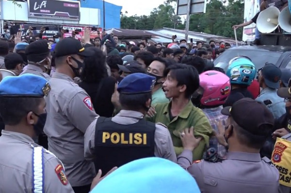 Demo Tolak TKA China Gelombang 2 Ricuh, Massa Bentrok dengan Polisi