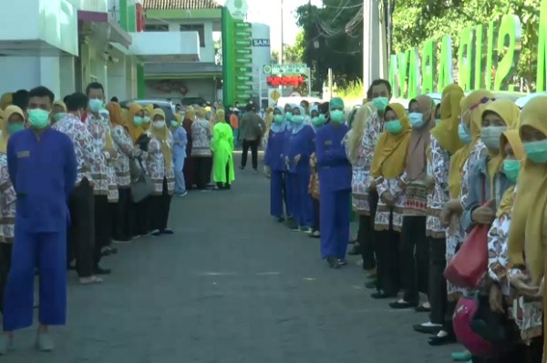 Isak Tangis Iringi Pemakaman Koordinator Perawat COVID-19 RS Islam Surabaya