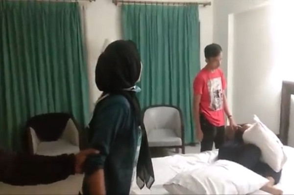 Asyik Bercinta dengan Selingkuhan di Hotel, Pria Ini Digerebek Istri yang Hamil