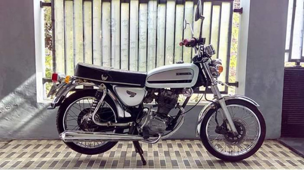 Bukan Kaleng Rombeng, 8 Motor Tua Ini Berani Diadu Sama yang Baru