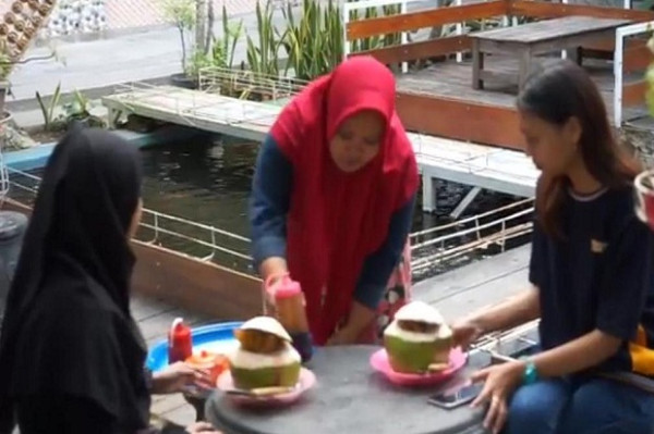Sensasi Nikmatnya Bakso Kelapa Muda, Gurih dan Pedas Nendang