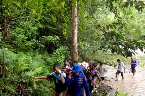 Dramatis, Evakuasi 43 Wisatawan dan Pendaki Terjebak di Air Terjun Lasolo