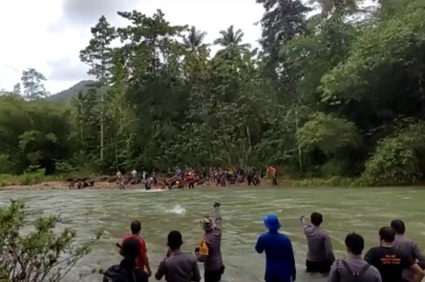 Dramatis, Evakuasi 43 Wisatawan dan Pendaki Terjebak di Air Terjun Lasolo
