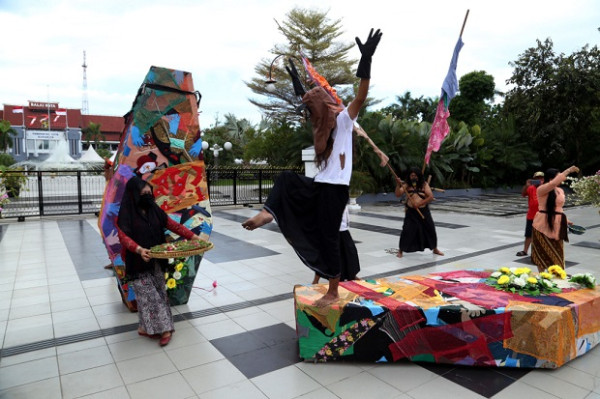 Seniman Surabaya Arak Peti Mati ke DPRD dan Pemkot Surabaya