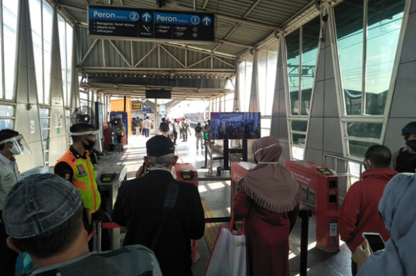 Begini Suasana Antrean Penumpang Commuter Line di Stasiun Bogor