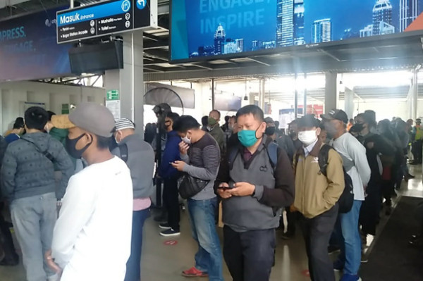 Antrean Penumpang di Stasiun Bogor, Bima Arya Nilai Shift Kerja Tak Berjalan