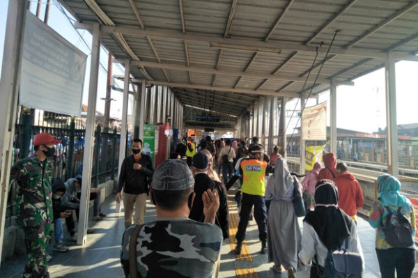 Penumpang Membeludak Sejak Pukul 04.00 WIB, PT KCI Sebut Sudah Seperti Normal