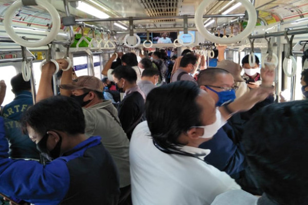 Antrean penumpang KRL Semakin Parah, Dalam Gerbong Penuh Sesak