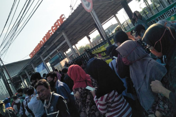 Antrean penumpang KRL Semakin Parah, Dalam Gerbong Penuh Sesak